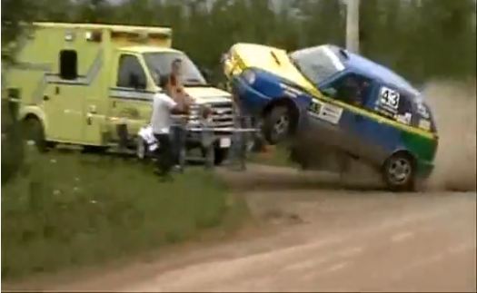 Double accident lors d'un rallye au Canada. Une Golf 3 prends mal une bosse et réalise un vol plané,...