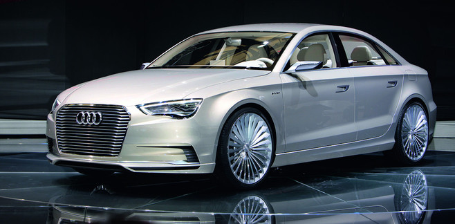 Le dernier concept car hybride d'Audi a été présenté au salon de Shanghai et embarque un moteur élec...