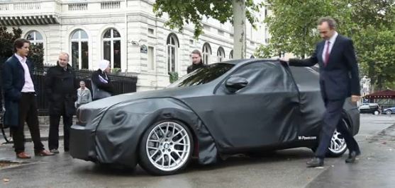 Provocateur, BMW a présenté fin août son nouveau modèle au Champs Elysées près de l'Arc de Triomphe ...