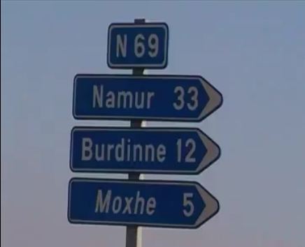 En Belgique, un automobiliste a filmé la route de la Chaussée Romaine entre Braives et Moxhe. Une ro...