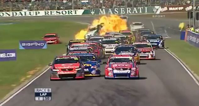 En Australie une V8 Supercars a explos et pris feu ce week-end.