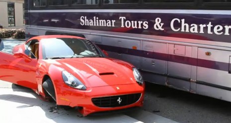 Quand une Ferrari California rencontre un bus, Beverly-Hills est connu dans le monde pour ses VIP ma...