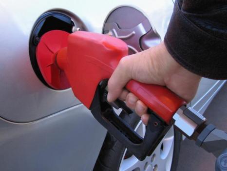Les prix de l'essence atteignent de nouveaux sommets en France, selon les relevés fais le vendredi 1...