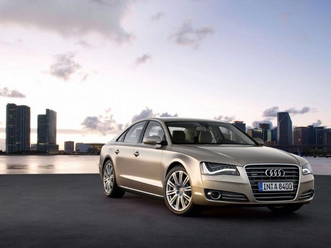 Audi vient de présenter la nouvelle A8, berline de luxe et sommet de la gamme pour la marque aux ann...