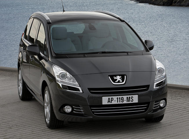 Avec la 5008, Peugeot propose une interprétation inédite du monospace compact. Ce nouveau modèle, qu...