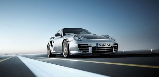 Walter Röhrl, un pilote automobile allemand, s'amuse à conduire la Porsche 911 GT2 RS dans le circui...