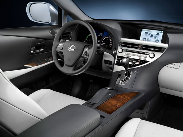 Le nouveau crossover RX 450h a les émissions de CO2 les plus basses de sa catégorie grâce au Lexus H...