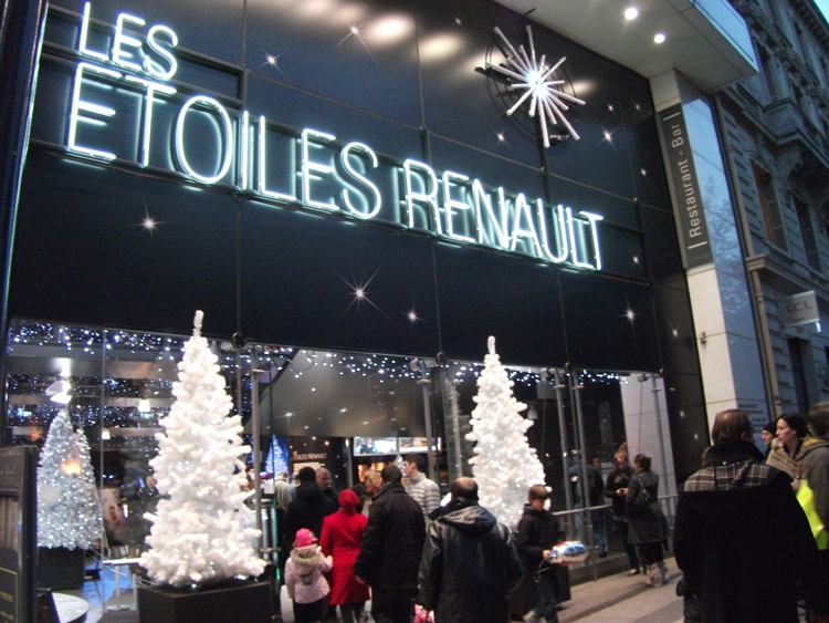 Exposition de Nol chez Renault aux Champs Elyses
Les Etoiles Renault jusqu'au 9 janvier 2011