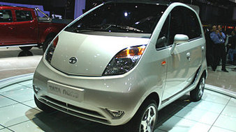 Très loin des 500 000 voitures produites, la Tata Nano en cette fin d'année 2010 peine à atteindre u...