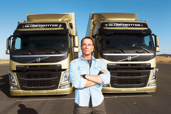 The Epic Split : le grand écart entre 2 camions de Van Damme (Vidéo)
