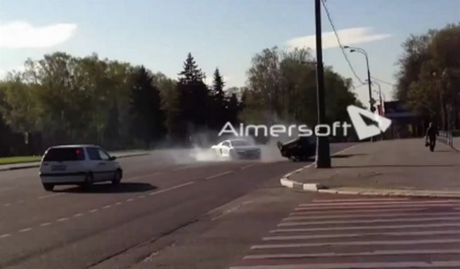 Russie : Une Audi R8 fait faire un tonneau à une Lada et puis s'en va ! (Vidéo)
