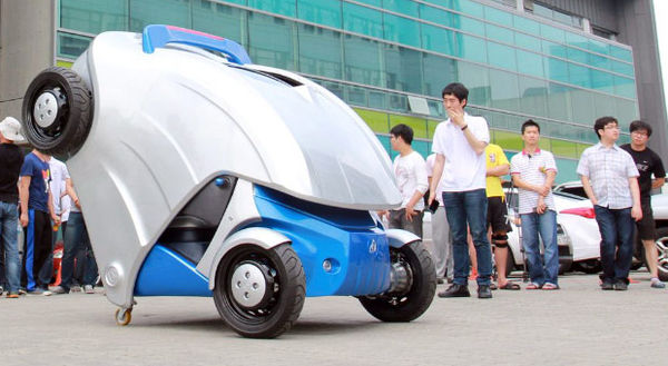 Développé par des chercheurs sud-coréens, ce prototype de voiture électrique est capable de se rétra...