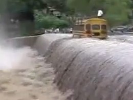 Au Nicaragua, dans une région touchée par les inondations, un pont est recouvert par de l'eau avec q...