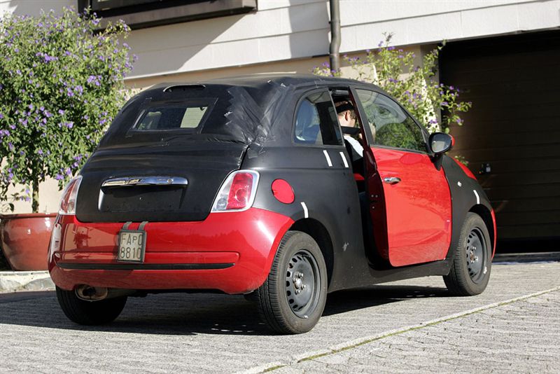La future Fiat 500 Cabriolet a été espionnée en Italie et du coup est disponible en vidéo. Cette Fia...