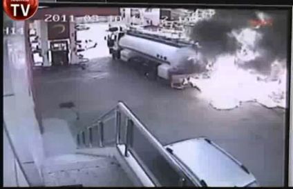 Un camion-citerne s'embrase dans une station essence, sur cette vidéo, on peut voir un camion-citern...
