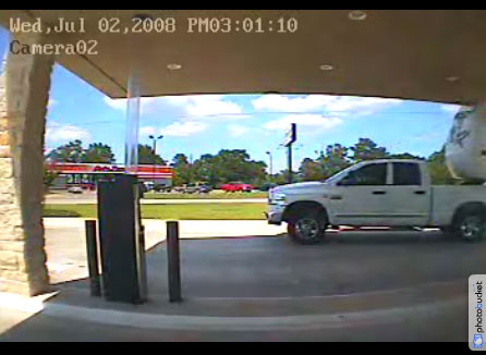 Cette scène filmée par une caméra de surveillance au Texas, montre un pick-up tractant une caravane ...
