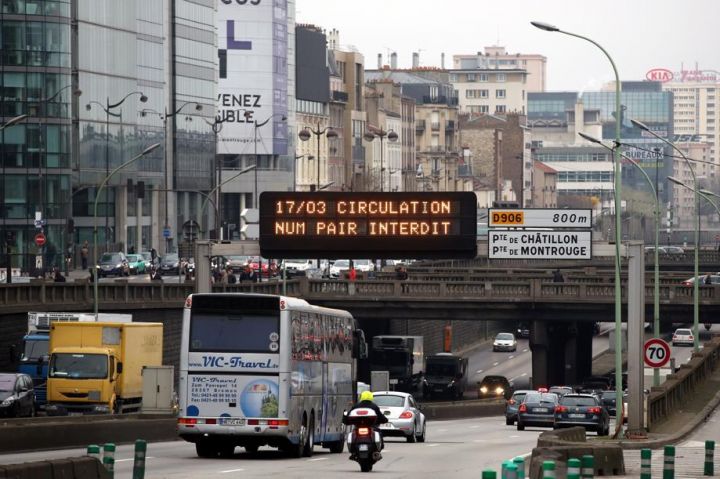 Presque deux mois après la mesure de la circulation alternée mise en place le 17 Mars 2014 à Paris e...