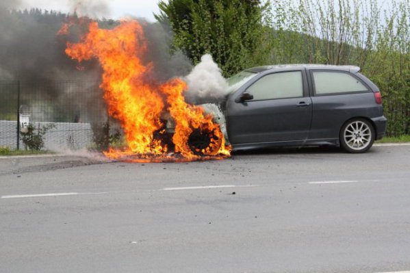 Sa voiture s'enflamme sur la voie rapide.
