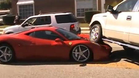 Un 4x4 se gare sur une Ferrari 458 Italia (Vidéo)
Quand deux voitures se font des câlins