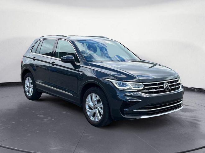 Volkswagen Tiguan eHybrid blanc en stationnement, SUV hybride rechargeable d'occasion