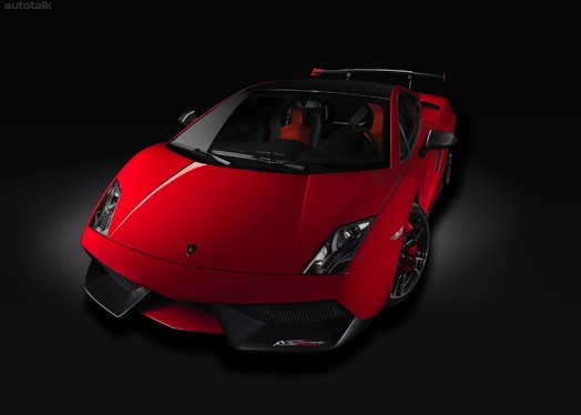 Rosso Mars le nom de la nouvelle teinte de la Lamborghini Gallardo lui va comme un gant.
Officielle...