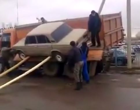 Le déchargement d'une voiture «à la Russe» (Vidéo)