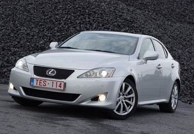 Lexus IS 250
Avec entre autres 8 airbags