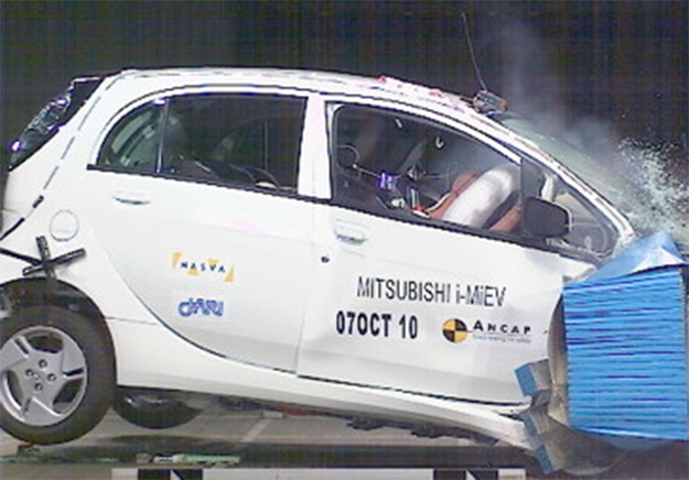 L'automobile-club ADAC a effectu un crash test sur la petite Mitsubishi i-Miev, et les rsultats se...