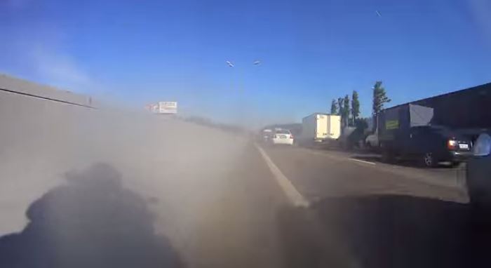À 200km/h en plein bouchon, c'est possible en Russie (Vidéo) 