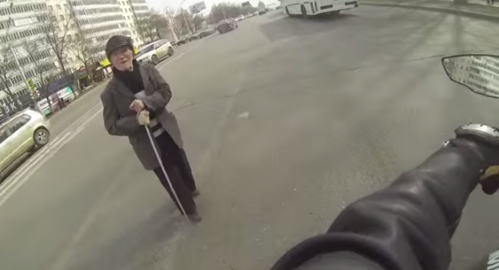 Un motard bloque la route pour laisser passer un vieil homme (Vidéo)
