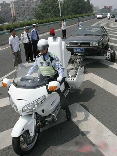 Des motos de police japonaises dpanneuses
La police japonaise peut aussi jouer le rle de fourrire
