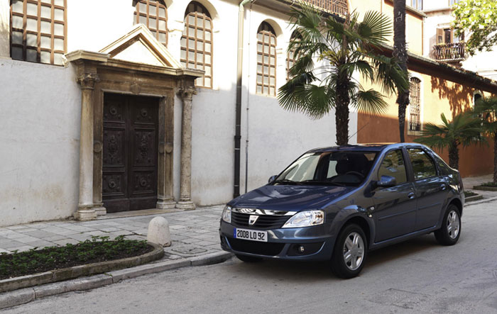 Quatre ans après la commercialisation de la première Logan, Dacia lance « Nouvelle Logan ».  Cette n...