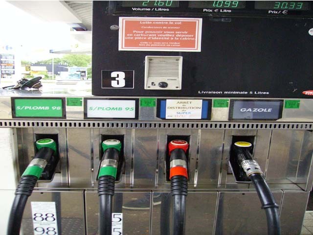 Selon l'Union française des industries pétrolières (Ufip), le prix des carburants poursuit sa tendan...