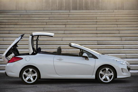 Au salon de Paris, en octobre, la nouvelle Peugeot 308 CC sera présentée en première mondiale. À l'i...