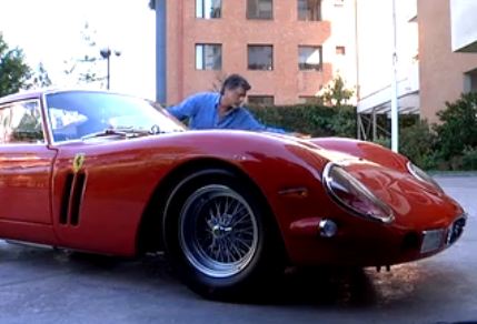 Et oui, cet homme prend parfaitement soin de sa Ferrari.