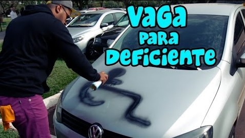 Un homme tague les voitures garées sur des places pour handicapés ! (Vidéo)