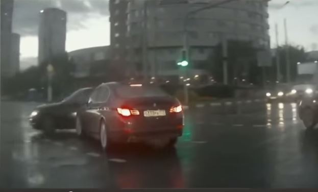 C'est la vidéo buzz du moment. En Russie, une voiture-fantôme percute une BMW. Montage ou angle de c...