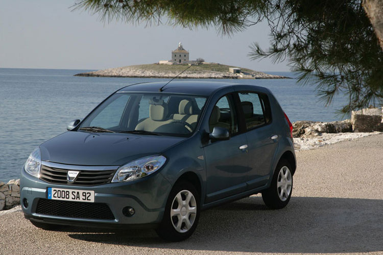 Après Logan, Logan MCV, Logan Van et Logan Pick-up, Dacia continue d'élargir sa gamme avec Sandero, ...