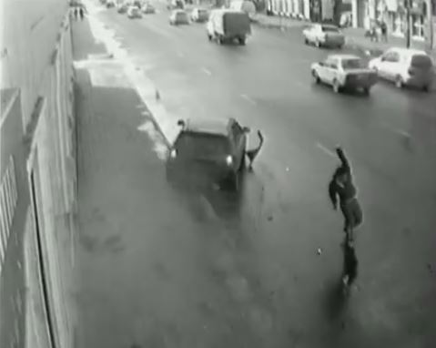 Un piéton évite de justesse une voiture qui se dirige vers lui (Vidéo)