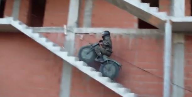 Une moto 2x2 tout terrain en plastique? c'est possible! (Vidéo)