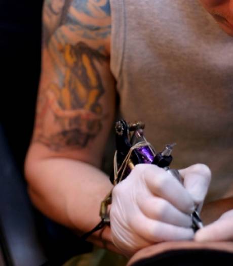 Une radio allemande a lancé un défi pas comme les autres : se faire tatouer le nom « Mini » sur le c...