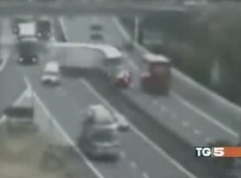 Accident incroyable sur une autoroute (Vido) 
Filme par une camra de surveillance