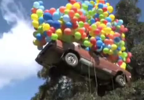 Quelques étudiants veulent décorer une vielle automobile Ford avec des ballons à hydrogène, mais que...