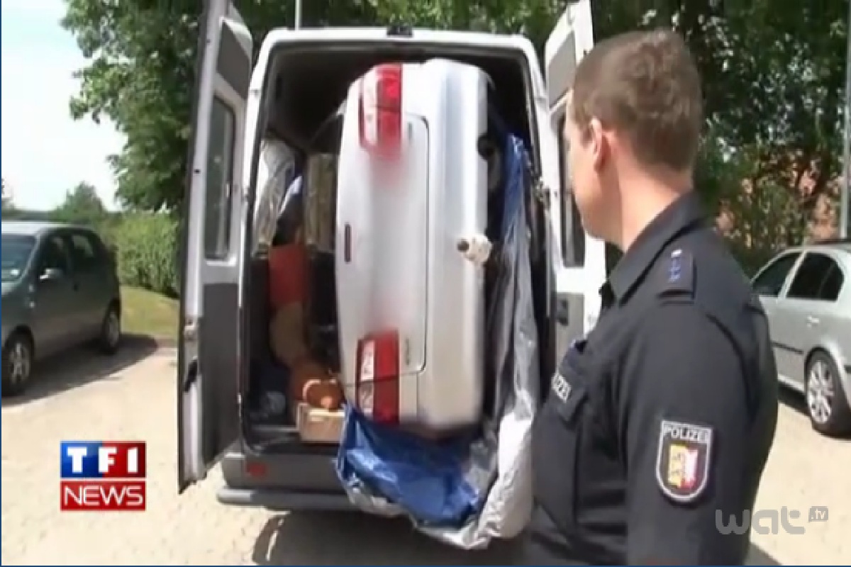 La police allemande a fait une surprenante découverte : une Mazda 626 cachée dans une camionnette.