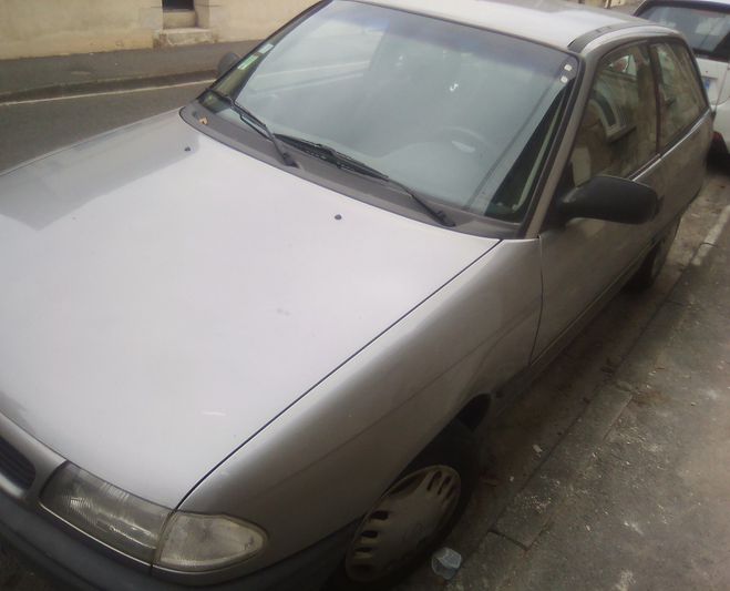 Opel Astra  grise de 1995
