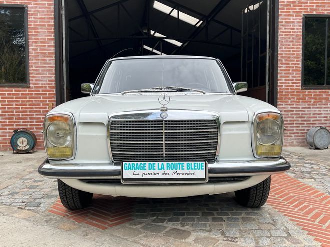 Mercedes 240 W115 D Restauration De Haut Niveau  de 1974