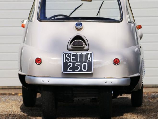 BMW Isetta 247cc 1 cylinder engine producing 12 bhp Cortina Grau de 1957