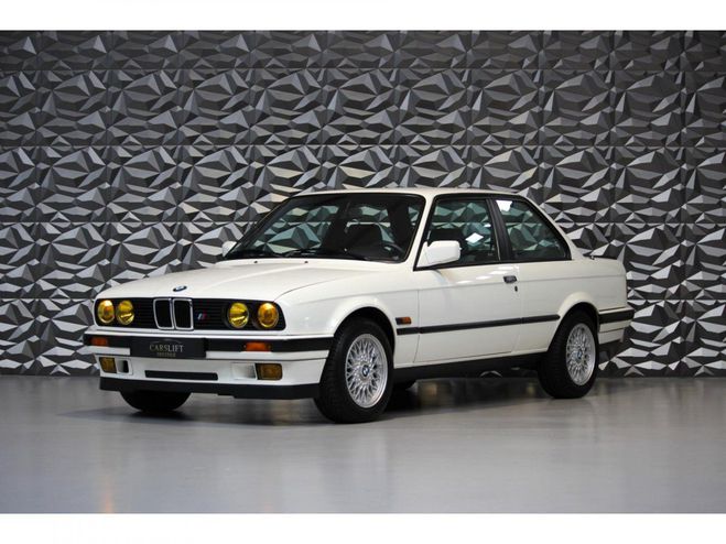 BMW Serie 3 SERIE 318 is E30 136ch Blanc de 1990