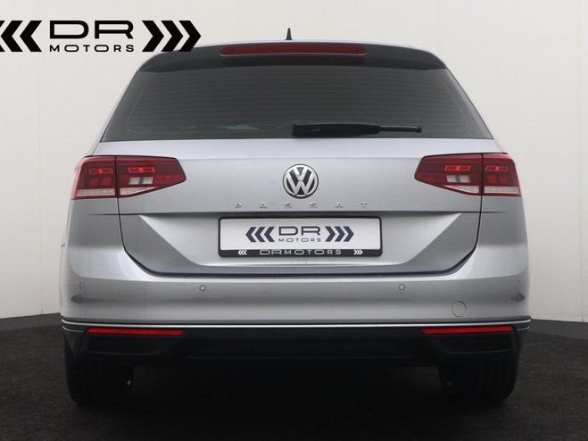 Volkswagen Passat Variant 1.6TDI SCR DSG FACELIFT BUSINESS Gris de 2020
