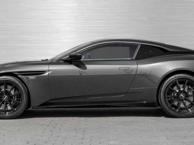 Aston martin DB11 V12 AMR carbone  de 2021